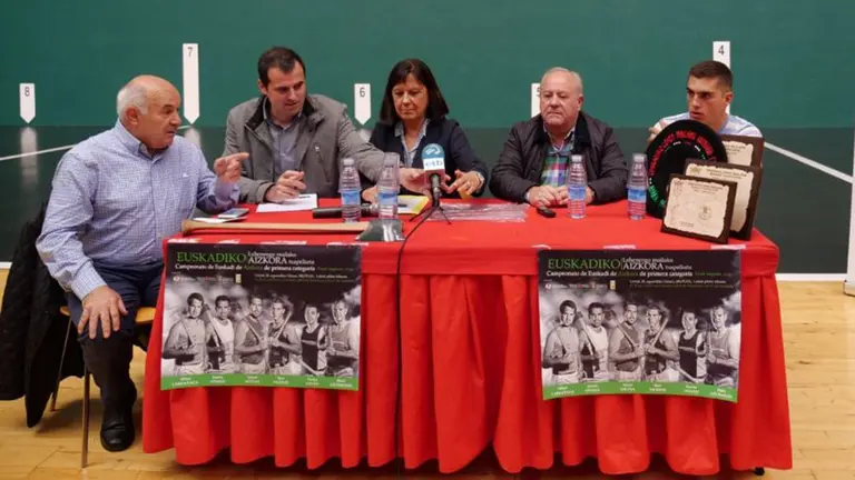 Presentación de la prueba de aizkolaris en el frontón Labrit Fundación MIguel Induráin