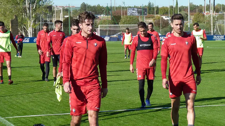Los jugadores de Osasuna al final de un entrenamiento en Tajonar