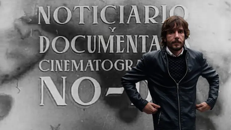 Mikel Buil, de Podemos Navarra,  junto al cartel del NODO. NAVARRACOM