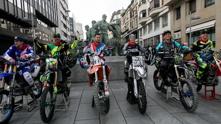 Los seis pilotos participantes en el 'Mini Lurauto X-Gravity', que se celebrará en el Navarra Arena, presentan las máquinas con las que competirán (14). IÑIGO ALZUGARAY