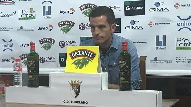 Íñigo Valencia en la sala de prensa del Ciudad de Tudela. Twitter CD Tudelano.