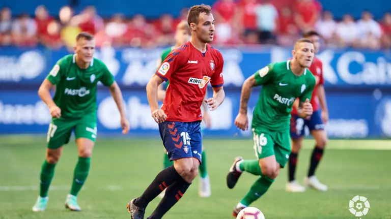 El defensa Unai García ante el Sporting en El Sadar. La Liga