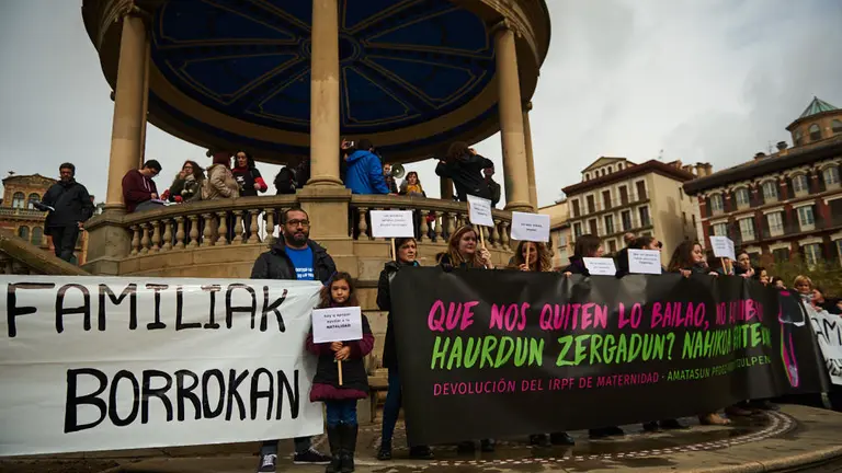 Manifestación convocada por un grupo de madres navarras para reclamar la devolución del IRPF correspondiente a los permisos de maternidad disfrutados desde 2014, que el Tribunal Supremo consi (1)