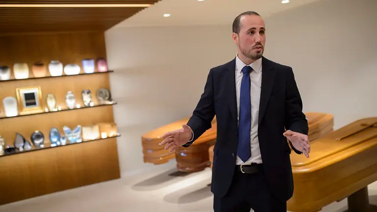 Imagen del tanatopractor de Irache, Jorge Celorrio, durante el reportaje. PABLO LASAOSA