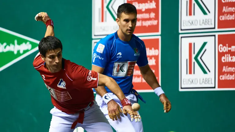 Julen Retegi y Mikel Urrutikoetxea se enfrentan en partido del Campeonato del Cuatro y Medio por un puesto en semifinales 4