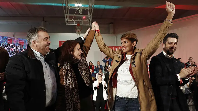 GRAF6751 CASCANTE (NAVARRA) 28/10/2018.- La vicesecretaria general del PSOE y portavoz del grupo socialista en el Congreso, Adriana Lastra (2i), protagoniza el acto político organizado con motivo del Día de la Rosa por el PSN, cuya secretaria general, María Chivite (2d), también interviene junto a Santos Cerdan secretraio ejecutivo de coordinacion territorial del PSOE. EFE/Jesús Diges