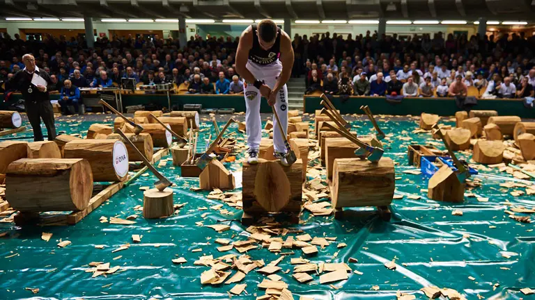 Campeonato de Aizkolaris con hachas en el Labrit. MIGUEL OSÉS 5