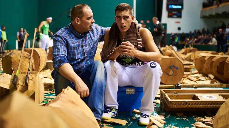 Campeonato de Aizkolaris con hachas en el Labrit. MIGUEL OSÉS 25