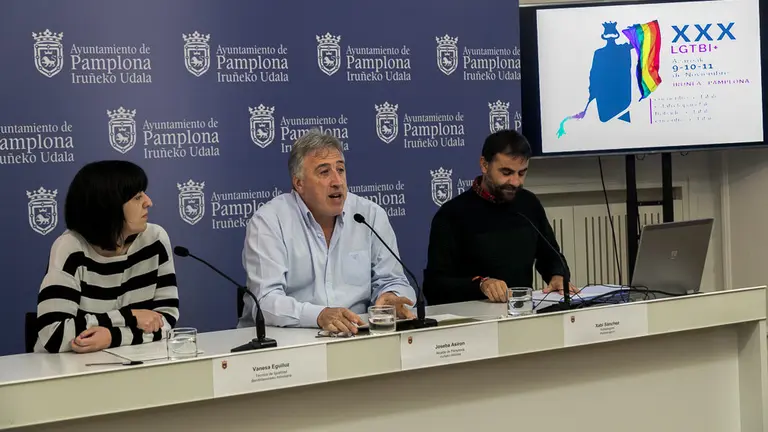 El alcalde Joseba Asiron, la técnica municipal de Igualdad y LGTBI, Vanesa Eguíluz, y Xabi Sánchez, de Kattalingorri, presentan los XXX Encuentros Estatales LGTBI+ (01). IÑIGO ALZUGARAY