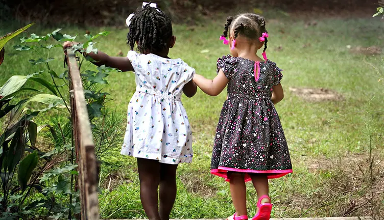 Imagen de dos niñas. ARCHIVO