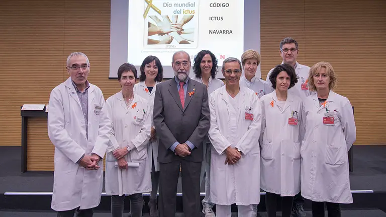 El consejero Domínguez con Antonio Merino y Jesús Berjón -directivos del CHN- con personal de Neurología GOBIERNO DE NAVARRA