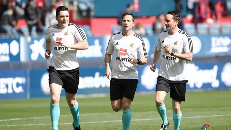 El árbitro Oliver de la Fuente Ramos (castellano-leonés) con sus auxiliares. La Liga.