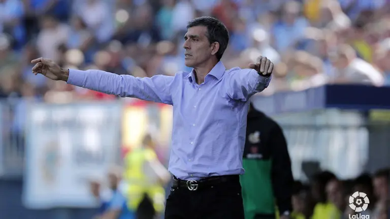López Muñiz junto al banquillo del Málaga. La Liga.