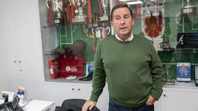 El presidente de la Federación Navarra de Fútbol, Rafa del Amo, presenta la nueva imagen de la entidad y las nuevas instalaciones (08). IÑIGO ALZUGARAY