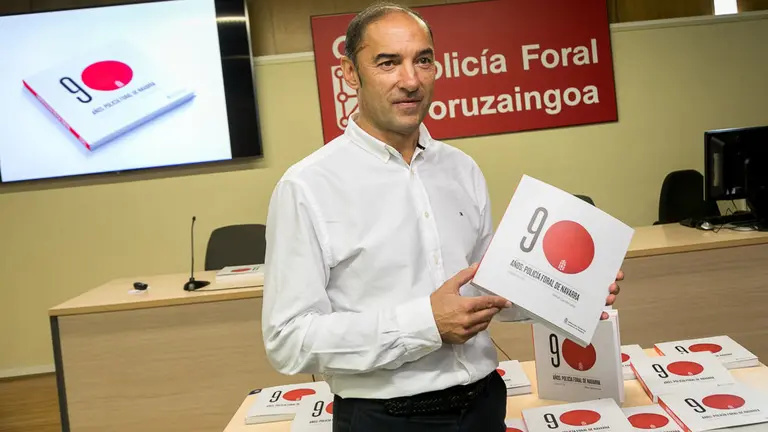 Presentación del libro &#39;90 años Policía Foral de Navarra&#39; de Mikel Santamaría, con la presencia de la consejera María José Beaumont y Torcuato Muñoz (04). IÑIGO ALZUGARAY