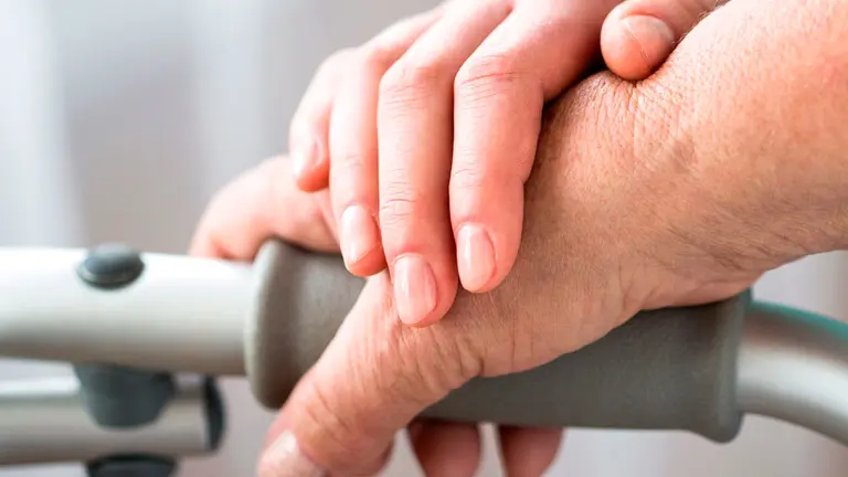 Una persona abraza a una anciana. ARCHIVO