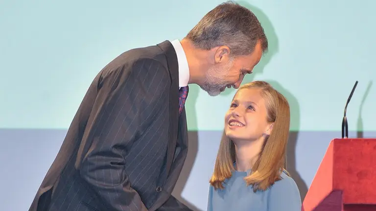 El Rey Felipe VI acompaña a su hija, la princesa Leonor, en su primera lecturra pública en un acto sobre la Constitución Foto EUROPA PRESS JOSÉ OLIVA
