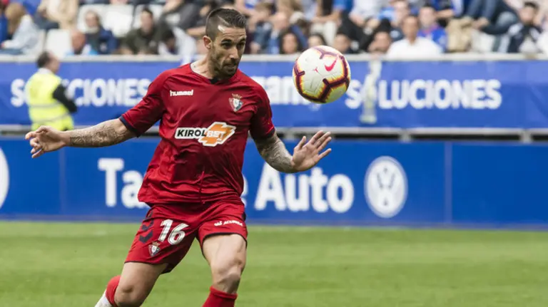 Lillo juega el balón de cabeza ante el Oviedo. La Liga.