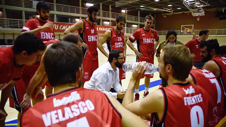 Tiempo muerto en el pabellón Arrosadía. Twitter Basket Navarra.
