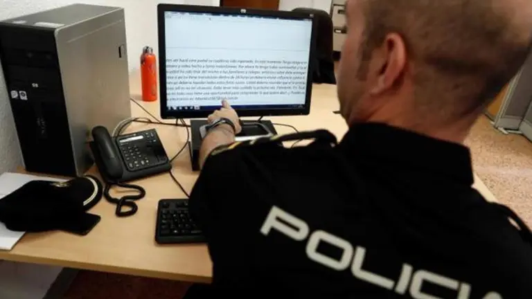Un agente de la Policía Nacional de la unidad de investigación de cibercrimen y estafas por internet POLICÍA NACIONAL