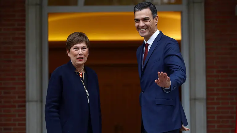 GRAF8897 MADRID, 31/10/2018.-El presidente del Gobierno, Pedro Sánchez,d., recibe a la entrada del Palacio de La Moncloa a la presidenta de Navarra, Uxue Barkos, con quien se reunió hoy. EFE/Emilio Naranjo