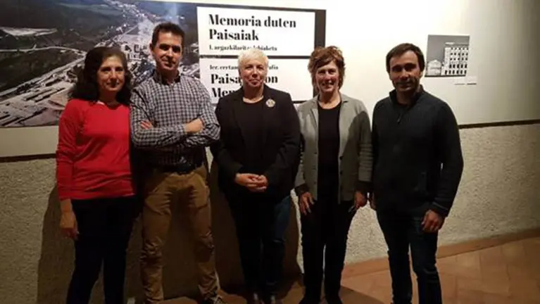 Los premiados, junto a Dori López Jurío y Susana Herreros