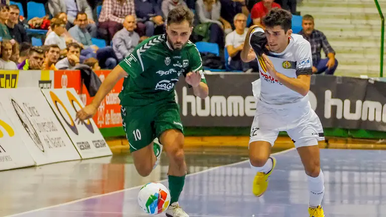 El internacional de Osasuna Xota Rafa Usín en acción ante el Santa Coloma. Cedida.