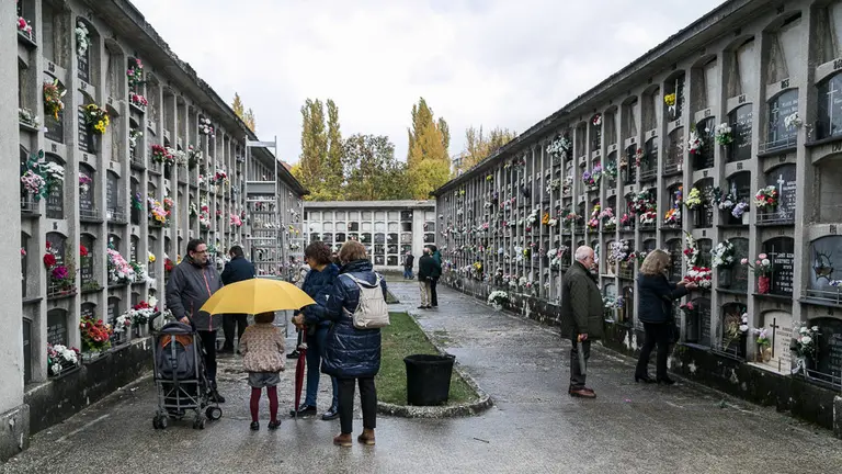 Cementerio Municipal de San José de Pamplona en el día de Todos los Santos (32). IÑIGO ALZUGARAY