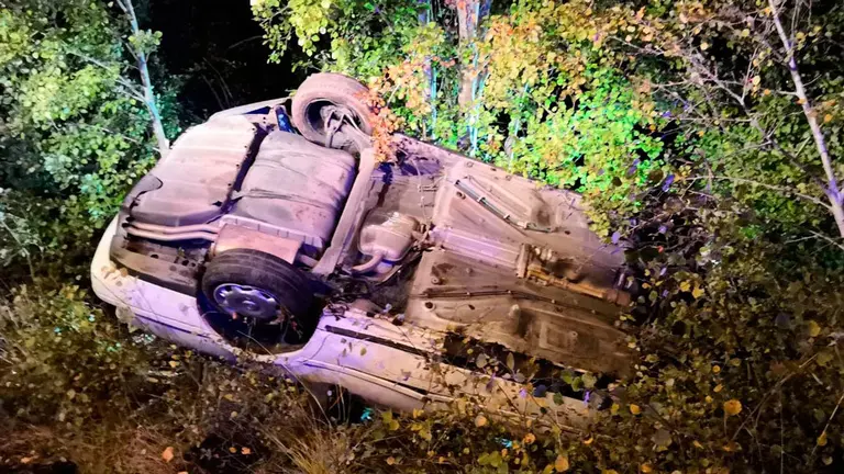 Vuelco en el que un conductor que cuadriplicaba la tasa de alcoholemia ha resultado herido en Pamplona. BOMBEROS DE NAVARRA
