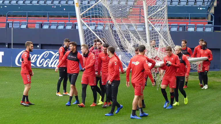 Los jugadores de Osasuna se entrenan en El Sadar.