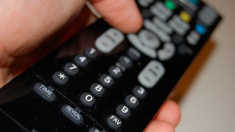Una persona sostiene un mando a distancia.