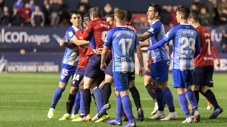 Partido entre Osasuna y Málaga disputado en el estadio de El Sadar (07). IÑIGO ALZUGARAY
