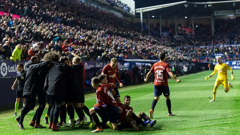 Partido entre Osasuna y Málaga disputado en el estadio de El Sadar (27). IÑIGO ALZUGARAY