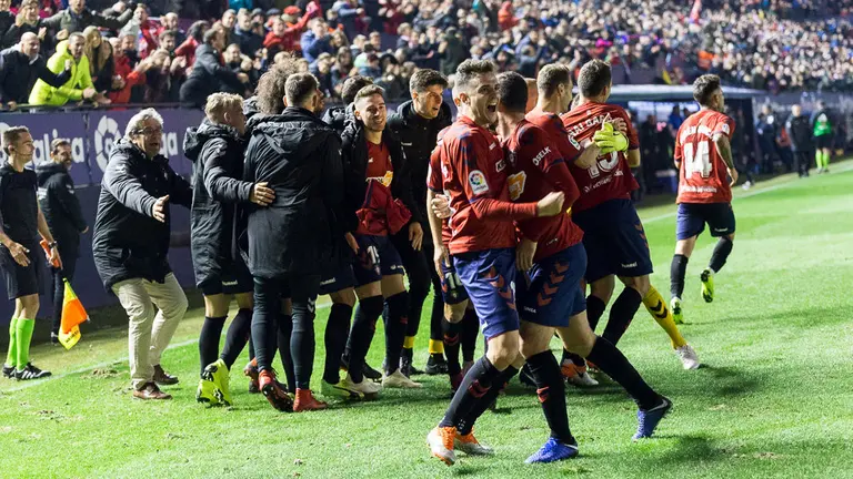 Partido entre Osasuna y Málaga disputado en el estadio de El Sadar (30). IÑIGO ALZUGARAY