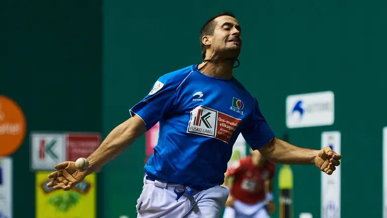 l guipuzcoano Jokin Altuna y el navarro Oinatz Bengoetxea se miden en semifinales del Campeonato del Cuatro y Medio. MIGUEL OSÉS 3