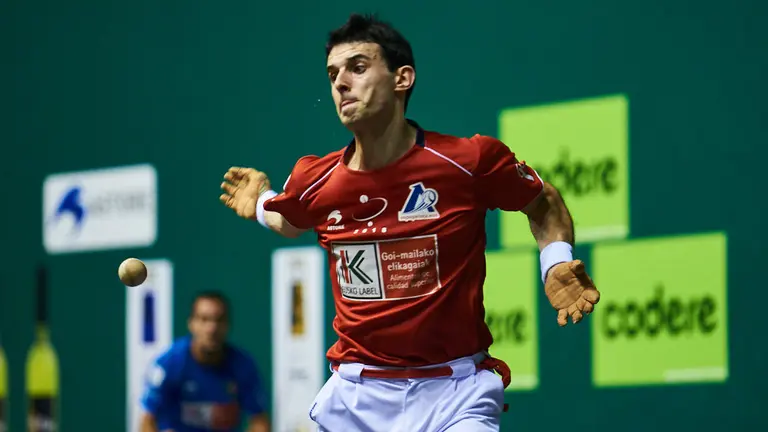 l guipuzcoano Jokin Altuna y el navarro Oinatz Bengoetxea se miden en semifinales del Campeonato del Cuatro y Medio. MIGUEL OSÉS 17