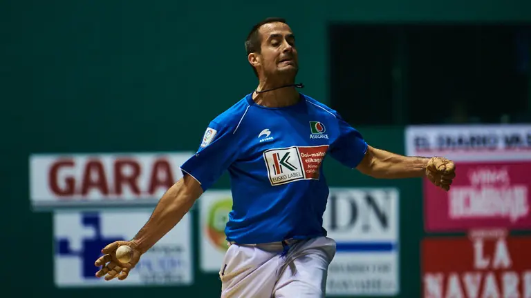 l guipuzcoano Jokin Altuna y el navarro Oinatz Bengoetxea se miden en semifinales del Campeonato del Cuatro y Medio. MIGUEL OSÉS 21