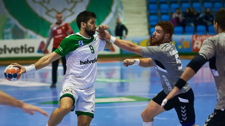 El Helvetia Anaitasuna y el Liberbank Cuenca se enfrentan en partido de la octava jornada de la Liga Asobal. MIGUEL OSÉS 6