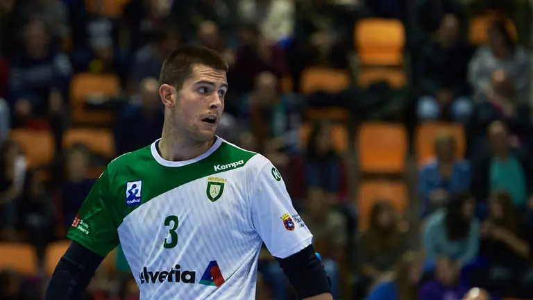 El Helvetia Anaitasuna y el Liberbank Cuenca se enfrentan en partido de la octava jornada de la Liga Asobal. MIGUEL OSÉS 9