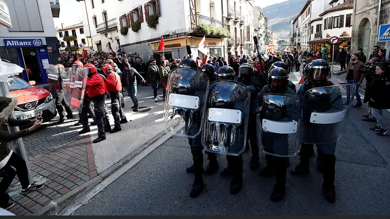 GRAF1040. ALSASUA (NAVARRA), 04/11/2018.- Efectivos de la Guardia Civil y la Policía Foral junto a asistentes al acto de apoyo la Guardia Civil celebrado por la iniciativa "España Ciudadana", impulsada por Ciudadanos hoy en Alsasua. EFE/Jesús Diges