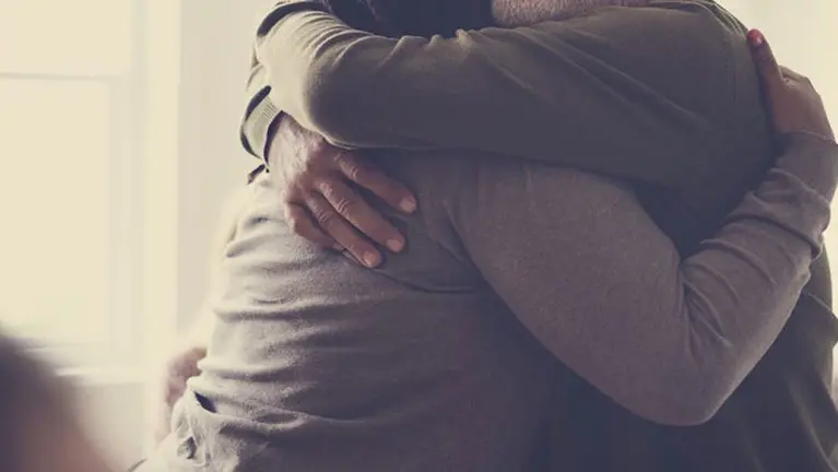 Una persona abraza a otra para robarle. ARCHIVO