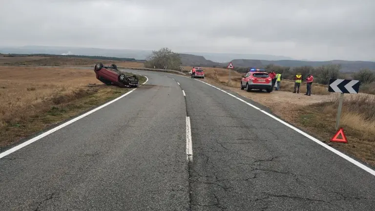 Así ha quedado el coche que ha sufrido un aparatoso vuelco en una salida de vía en Lodosa POLICÍA FORAL