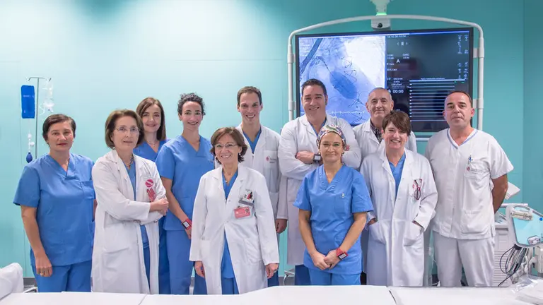 El equipo de Navarra que ha instalado una válvula en el corazón de una anciana sin una operación. GOBIERNO DE NAVARRA