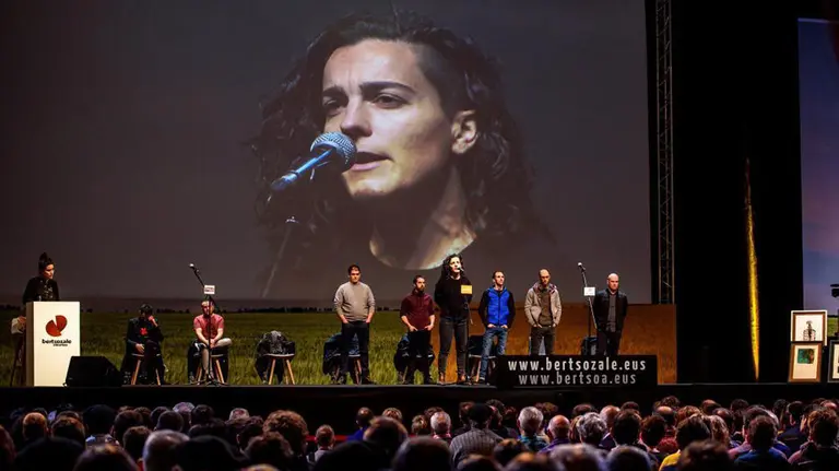 GRAF3137. BARAKALDO, 17/12/2017.- Final de la 17 edición del campeonato de Euskal Herria de bertsolaris, que se celebra cada cuatro años y llena las 15.000 localidades del Bizkaia Arena. En la imagen, participación de Maialen, finalista del concurso. EFE/Javier Zorrilla