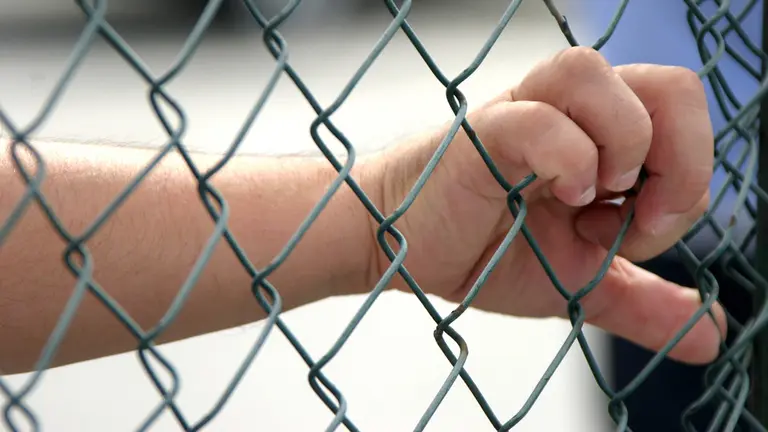 Imagen de un alumno de un instituto en un patio vallado ARCHIVO