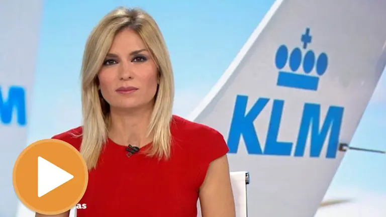Imágenes de las noticias de Antena 3 con el logo de la compañía aérea de fondo