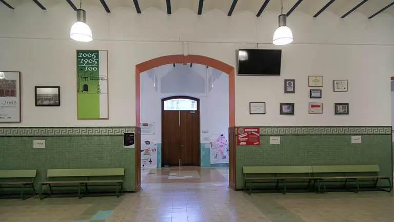 El alcalde de Pamplona y los miembros de la Gerencia y Comisión de Urbanismo del Ayuntamiento visitan las obras del patio del Colegio Público San Francisco (18). IÑIGO ALZUGARAY