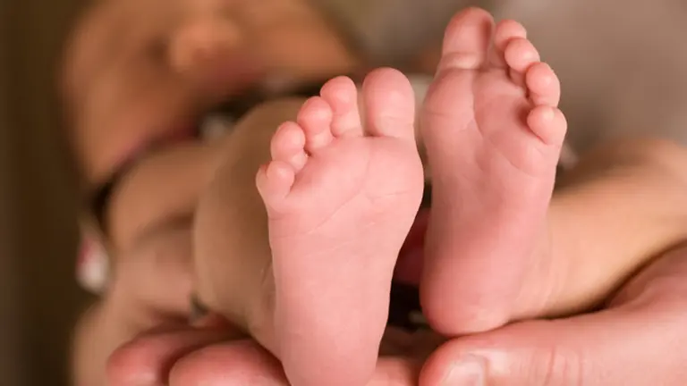 Una matrona sostiene a un bebé recien nacido en el hospital, minutos después del parto ARCHIVO