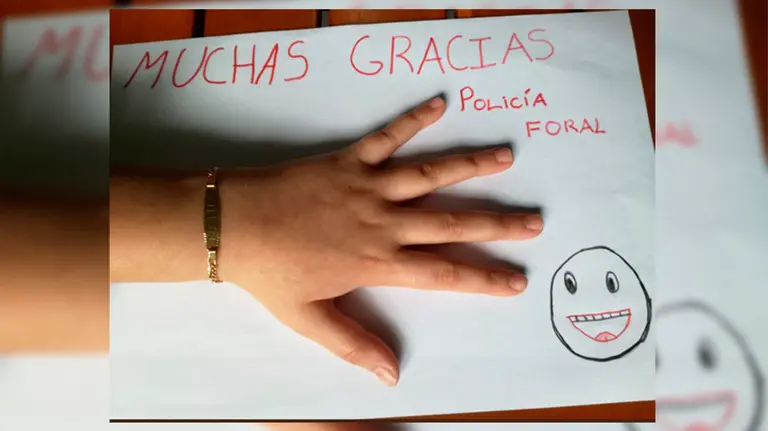 El dibujo con el que Nahia ha agradecido a la Policía Foral la campaña realizada en redes sociales para devolverle la pulsera que perdió en una excursión en Alsasua POLICÍA FORAL 2