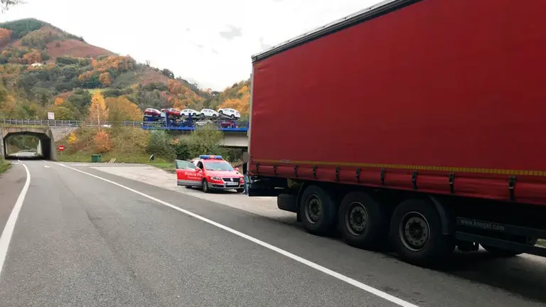 La patrulla de la Policía Foral que ha sorprendido con droga al camionero francés de 51 años en las carreteras navarras. POLICÍA FORAL